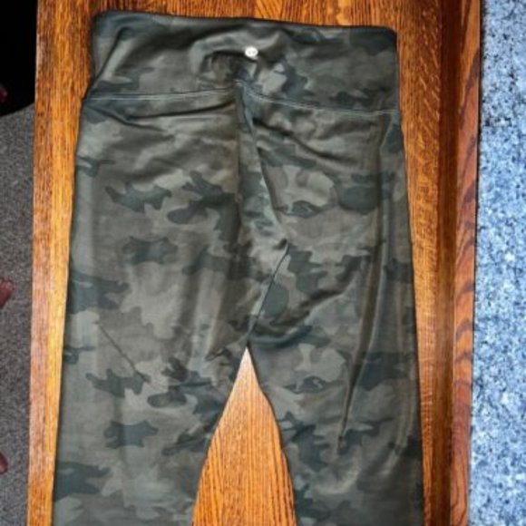 lululemon athletica Pants - Lululemon Green camo cropped Wunder Under 21" Leggings sz 6